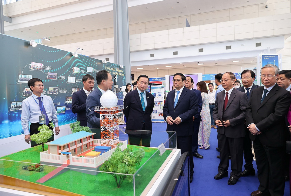 Thủ tướng thăm gian trưng bày các ứng dụng công nghệ về bảo vệ tài nguyên và môi trường. (Ảnh: Dương Giang/TTXVN)