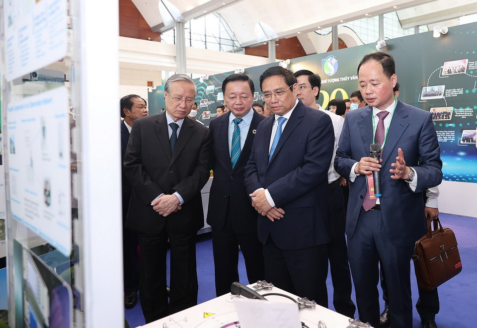 Thủ tướng Phạm Minh Chính thăm trưng bày các ứng dụng công nghệ về bảo vệ tài nguyên và môi trường. (Ảnh: Dương Giang/TTXVN)