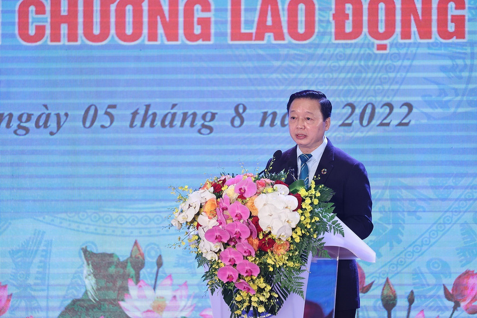 Bộ trưởng Bộ Tài nguyên và Môi trường Trần Hồng Hà trình bày diễn văn kỷ niệm. (Ảnh: Dương Giang/TTXVN)