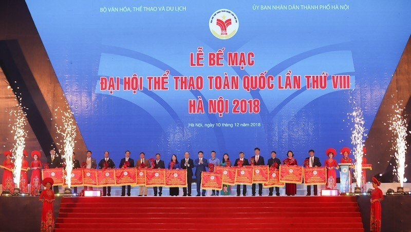 Chủ tịch UBND TP Hà Nội và Ông Lê Khánh Hải Thứ trưởng Bộ Văn hóa Thể thao và Du lịch trao cờ thi đua cho các đơn vị. (Ảnh: Trọng Đạt/TTXVN)