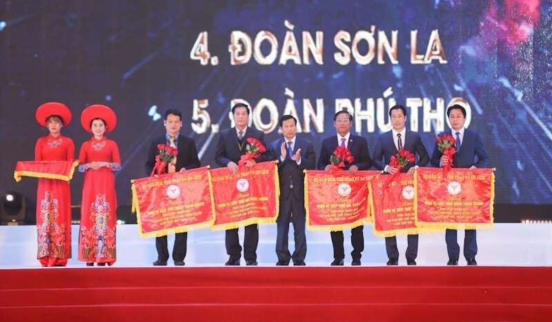 Bộ trưởng Nguyễn Ngọc Thiện trao cờ thi đua cho các đơn vị miền núi có thành tích xuất sắc trong đại hội. (Ảnh: Trọng Đạt/TTXVN)