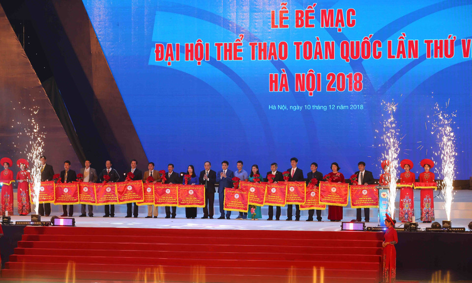 Chủ tịch UBND Thành phố Hà Nội Nguyễn Đức Chung và Thứ trưởng Bộ Văn hóa, Thể thao và Du lịch Lê Khánh Hải trao tặng cờ của Bộ Văn hóa, Thể thao và Du lịch cho các đoàn, tổ chức, đơn vị có thành tích xuất sắc tại Đại hội. (Ảnh: Thành Đạt/TTXVN)