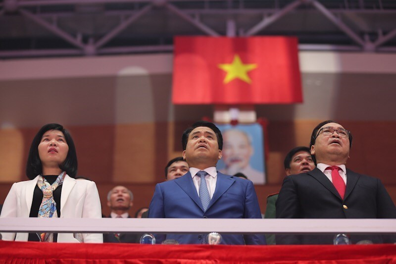 Bí thư Thành ủy Hà Nội Hoàng Trung Hải (bên phải) và Chủ tịch UBND thành phố Hà Nội Nguyễn Đức Chung (giữa) tham dự lễ bế mạc. (Ảnh: Trọng Đạt/TTXVN)