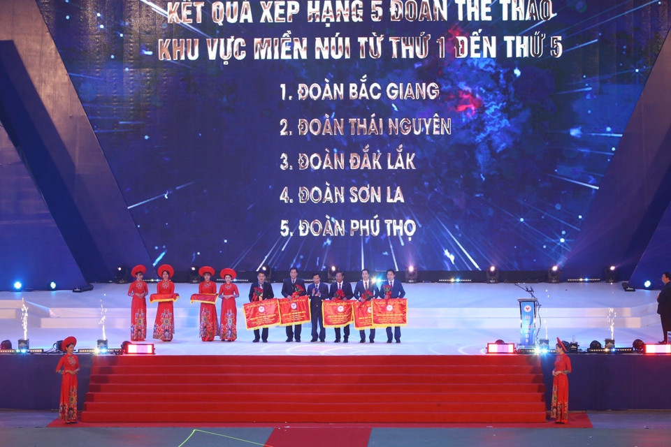 Bộ trưởng Bộ Văn hóa, Thể thao và Du lịch Nguyễn Ngọc Thiện trao tặng cờ của Bộ Văn hóa, Thể thao và Du lịch cho 5 đoàn thể thao khu vực miền núi có thành tích cao tại Đại hội. (Ảnh: Minh Quyết/TTXVN)