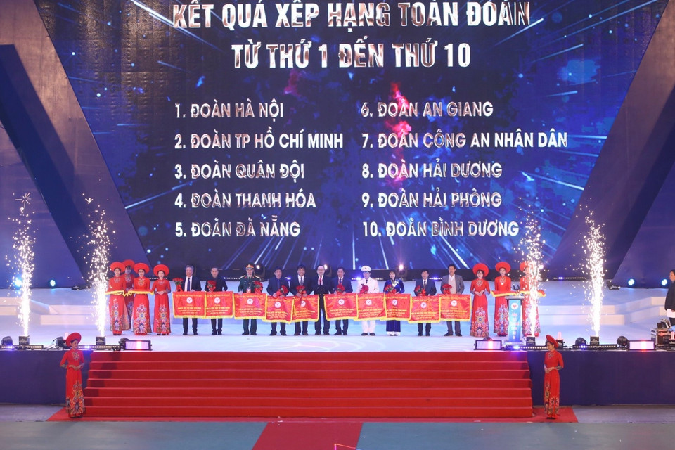 Bí thư Thành ủy Hà Nội Hoàng Trung Hải trao tặng cờ của Bộ Văn hóa, Thể thao và Du lịch cho các đơn vị có thành tích xếp hạng toàn đoàn từ thứ nhất đến thứ 10. (Ảnh: Minh Quyết/TTXVN)