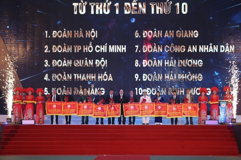  Bí thư thành ủy Hà Nội Hoàng Trung Hải trao cờ Văn hóa Thể thao và Du lịch cho 10 đoàn có thành tích xuất sắc nhất của đại hội. (Ảnh: Trọng Đạt/TTXVN)