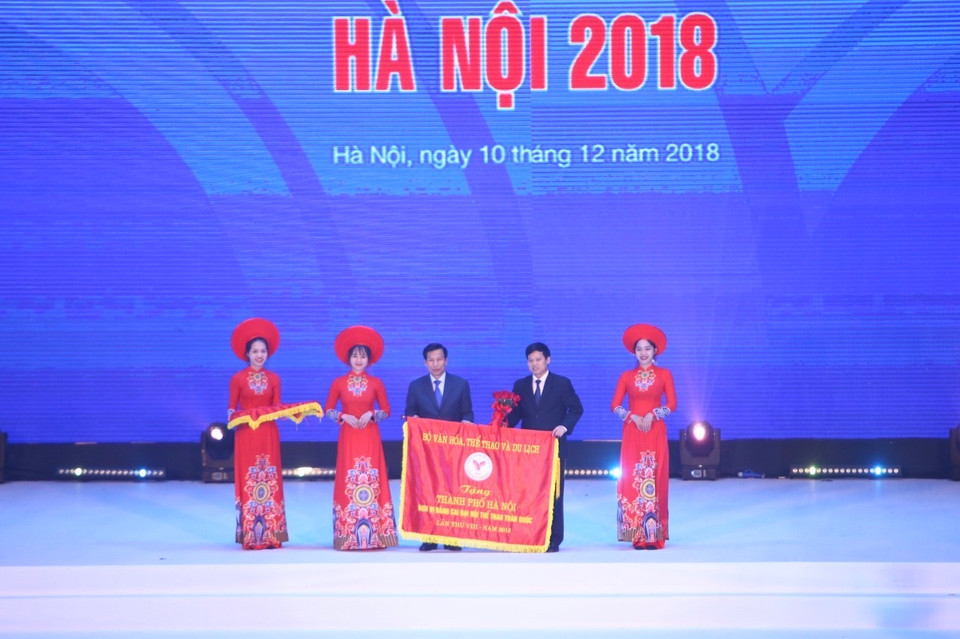Bộ trưởng Bộ Văn hóa, Thể thao và Du lịch Nguyễn Ngọc Thiện trao tặng cờ của Bộ Văn hóa, Thể thao và Du lịch cho Thành phố Hà Nội - đơn vị đăng cai tổ chức Đại hội. (Ảnh: Minh Quyết/TTXVN)