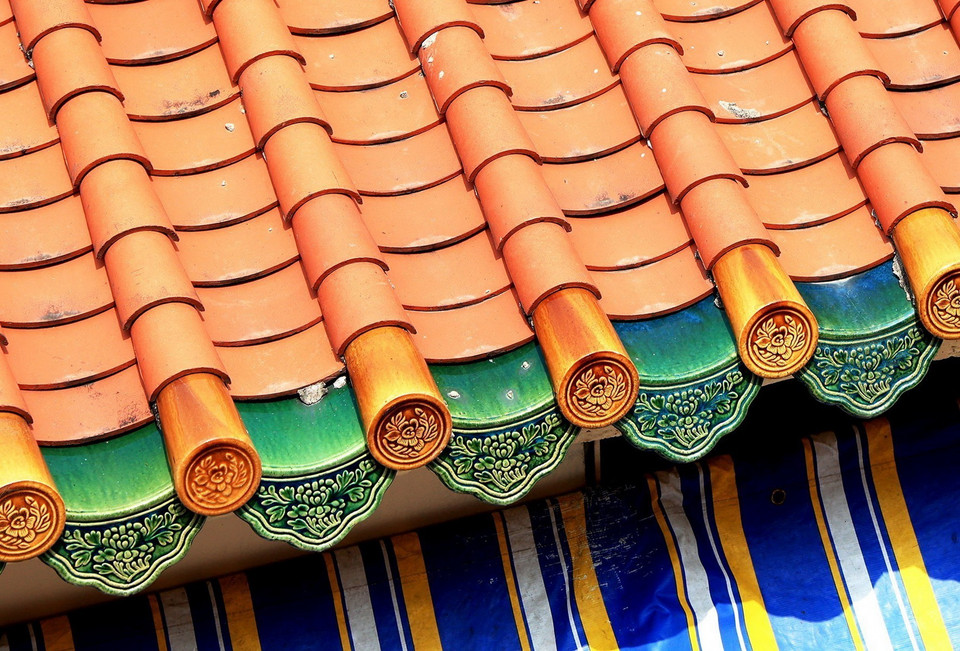 Toàn bộ mái chợ Bình Tây được lợp bằng ngói âm dương theo kiểu chồng lớp để tạo sự thông thoáng. (Ảnh: Hồng Đạt/TTXVN)