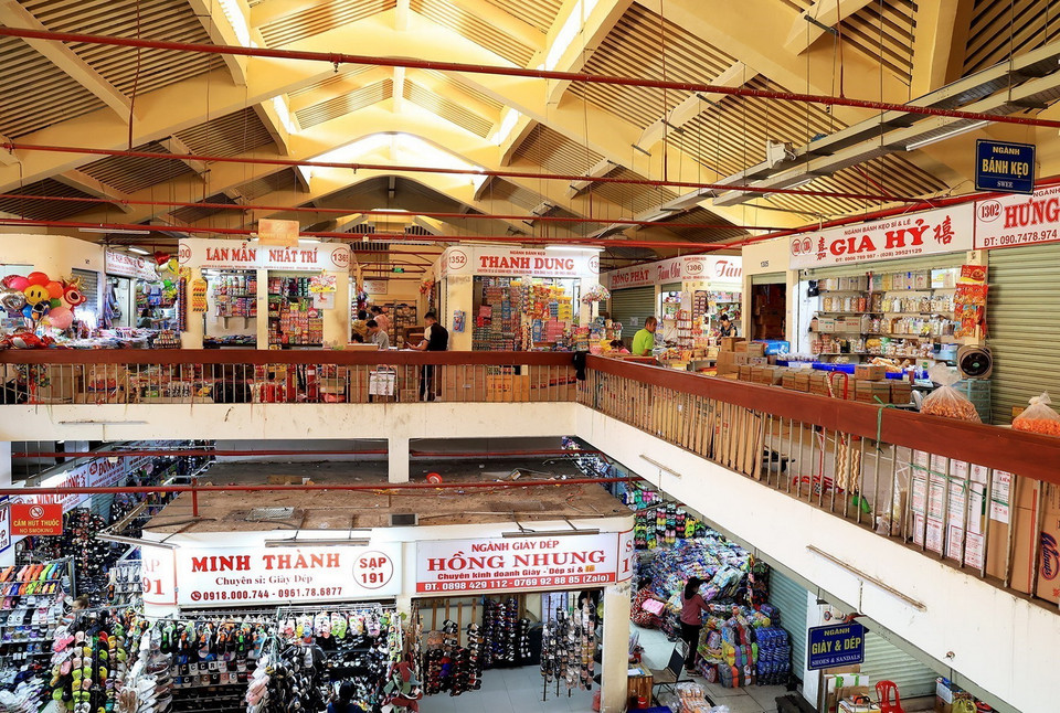  Chợ Bình Tây có khoảng 2.400 quầy sạp được bố trí theo từng khu vực kinh doanh nhằm phát huy thế mạnh của từng ngành hàng. Chợ là đầu mối sỉ hàng hóa lớn của TP HCM, hàng hóa ở đây được đưa đi phân phối khắp nơi trong cả nước và sang thị trường Campuchia và nhiều nước khác. Ngôi chợ có tuổi đời lớn nhất TP HCM này là nơi thu hút nhiều du khách trong và ngoài nước tham quan. (Ảnh: Hồng Đạt/TTXVN)