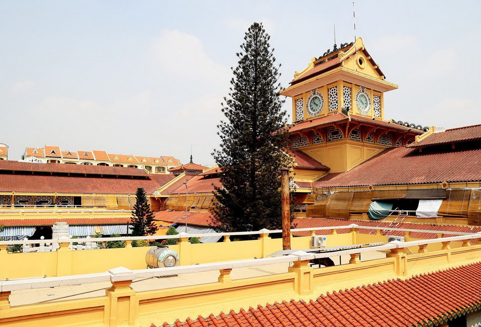 Chợ Bình Tây được xây dựng mang phong cách kiến trúc Á Đông, gần giống kiểu cách của một ngôi chùa. Năm 2015, Chợ Bình Tây được Trung tâm Bảo tồn Di tích (Sở Văn hóa,Thể thao TP HCM, Hội đồng Xét duyệt Di tích TP HCM) công nhận là Di tích Kiến trúc Nghệ thuật tại TP HCM. (Ảnh: Hồng Đạt/TTXVN)