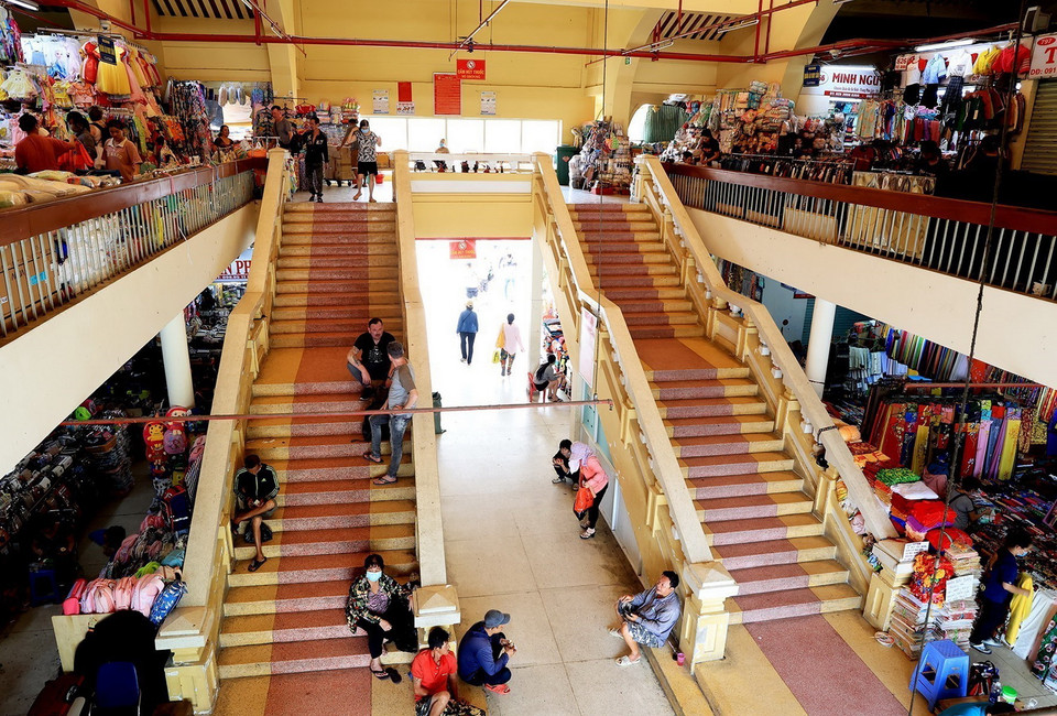 Hai cầu thang lên tầng hai là một thiết kế tạo không gian thông thoáng trong lồng chợ Bình Tây. (Ảnh: Hồng Đạt/TTXVN)