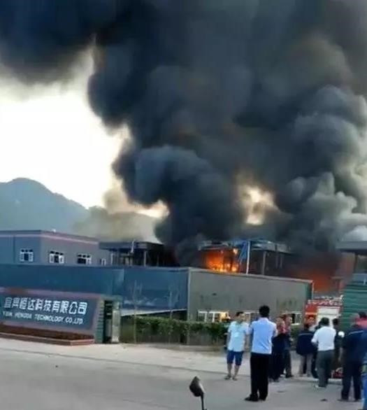  Cột khói đen bốc lên từ hiện trường vụ nổ nhà máy hóa chất ở Tứ Xuyên, Trung Quốc. (Nguồn: SHINE-CCTV/TTXVN)