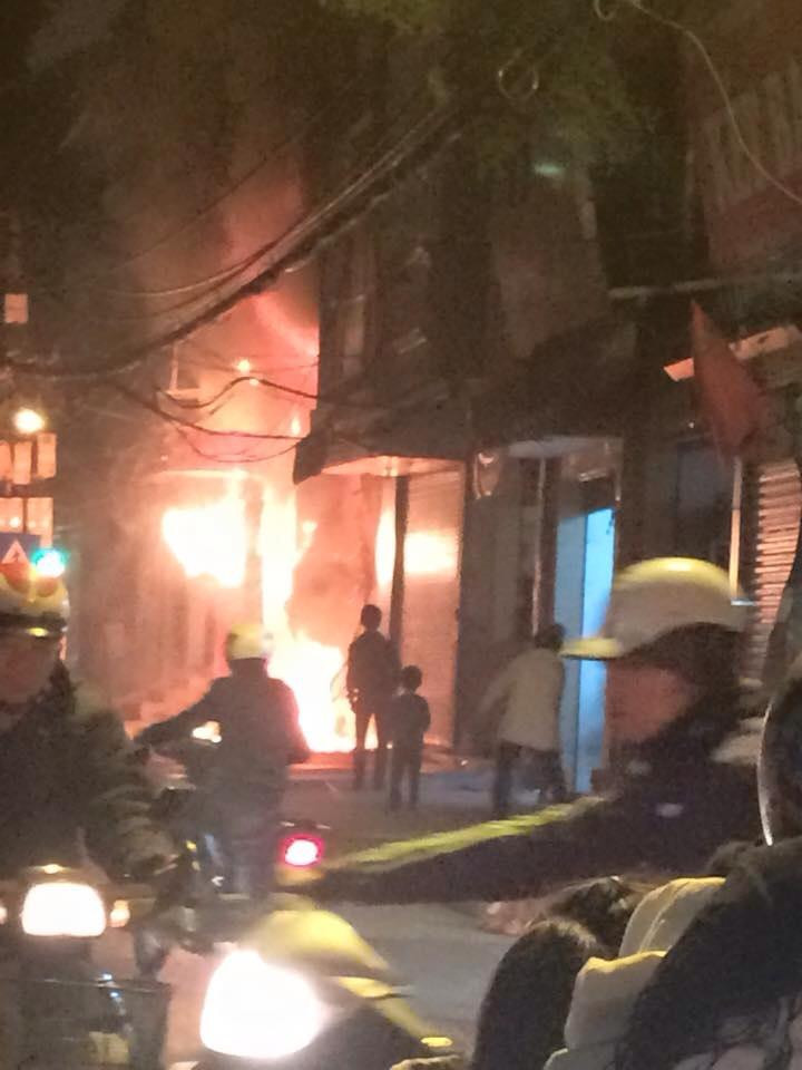 Ngọn lửa bùng lên từ tầng 1 ngôi nhà. (Ảnh: Minh Sơn/Vietnam+)