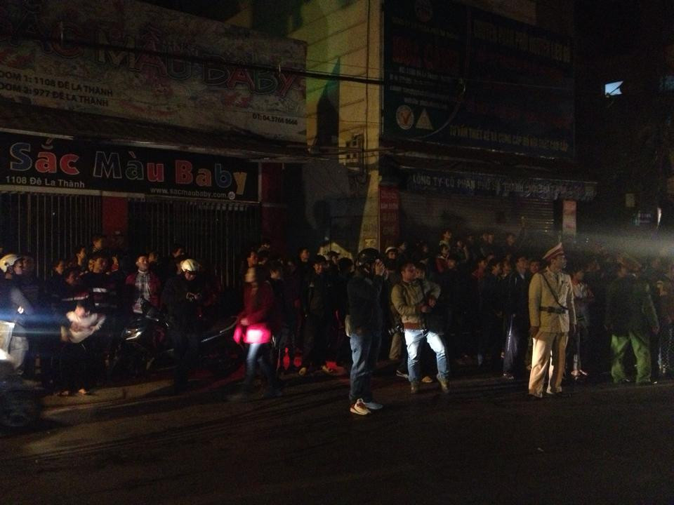 Người dân hiếu kỳ đứng xem đám cháy. (Ảnh: Minh Sơn/Vietnam+)