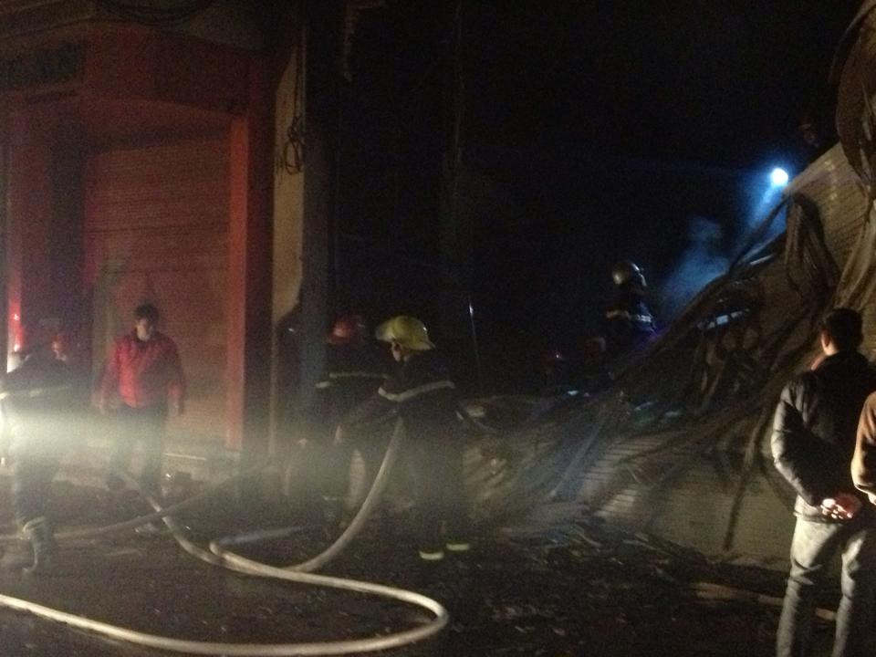 Lực lượng cứu hỏa khống chế được ngọn lửa. (Ảnh: Minh Sơn/Vietnam+)