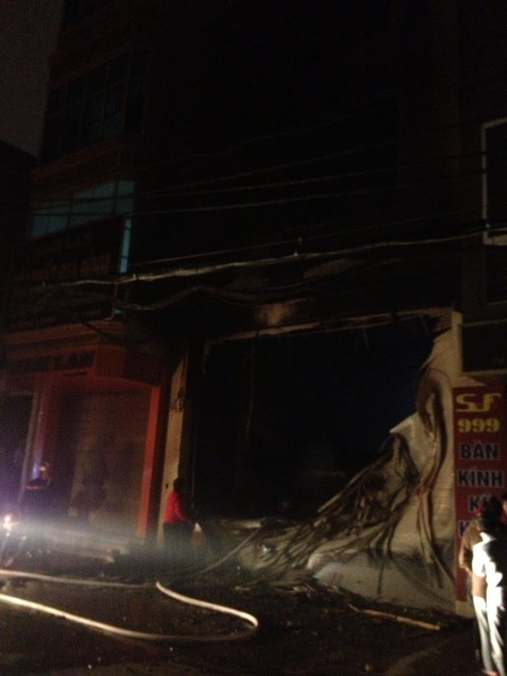 Ám khói đen kịt dưới tầng 1 ngôi nhà bị hỏa hoạn. (Ảnh: Minh Sơn/Vietnam+)