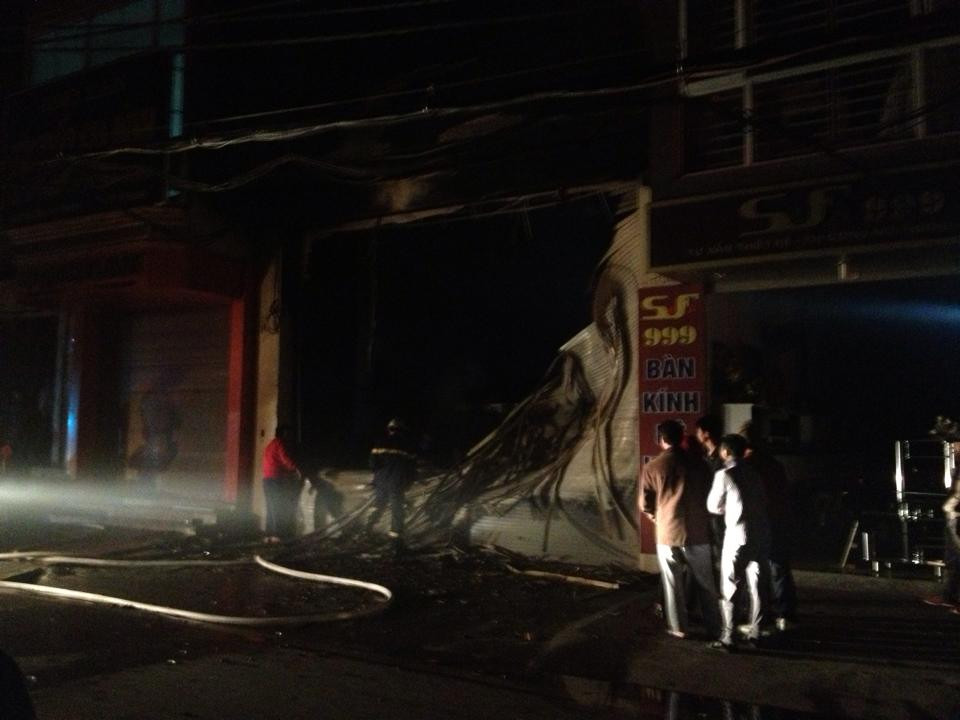 Cửa cuốn cửa hàng bị sập xuống. (Ảnh: Minh Sơn/Vietnam+)