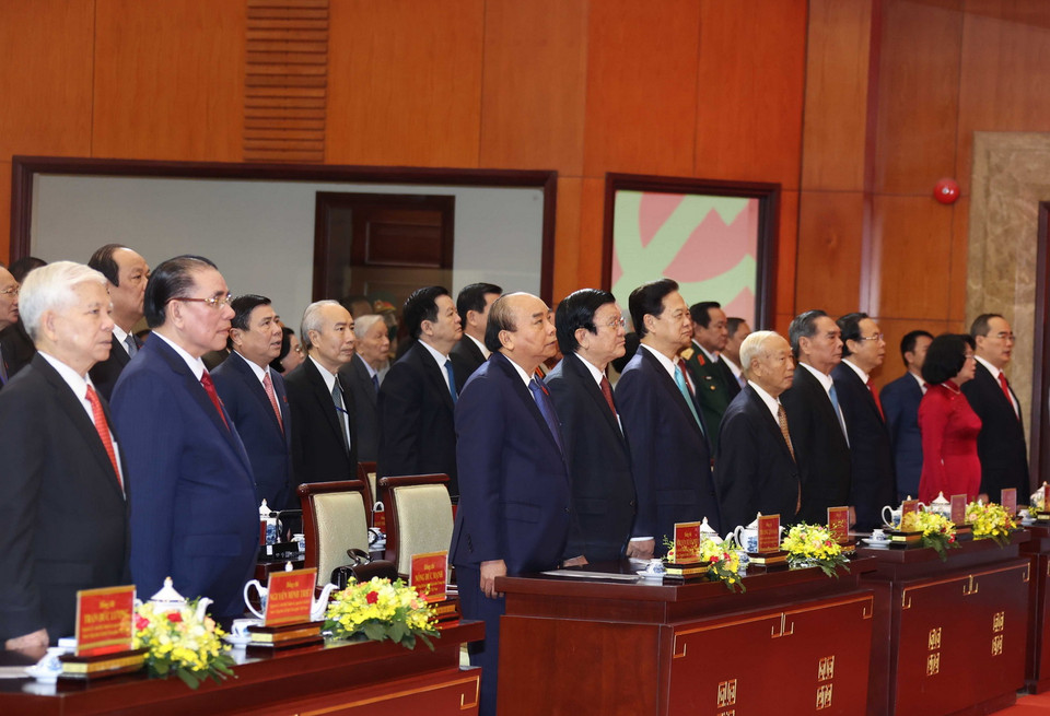  Thủ tướng Nguyễn Xuân Phúc, các đồng chí lãnh đạo, nguyên lãnh đạo Đảng, Nhà nước và các đại biểu thực hiện nghi thức chào cờ tại Đại hội. (Ảnh: Thống Nhất/TTXVN)