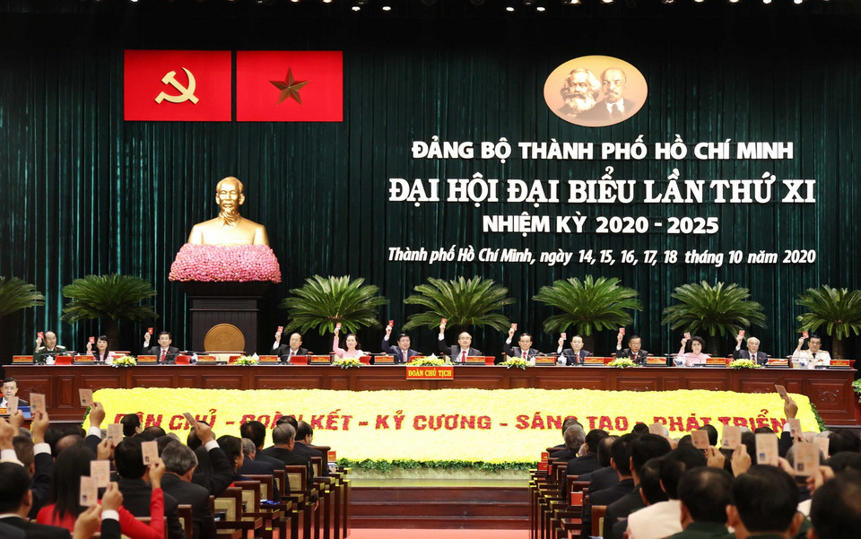 Các đại biểu biểu quyết thông qua báo cáo thẩm tra tư cách đại biểu. (Ảnh: Thống Nhất/TTXVN)