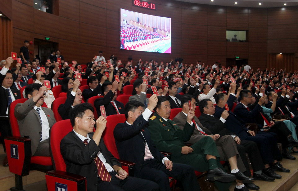 Biểu quyết thông qua thẩm tra tư cách đại biểu tham dự Đại hội. (Ảnh: Quốc Khánh/TTXVN)