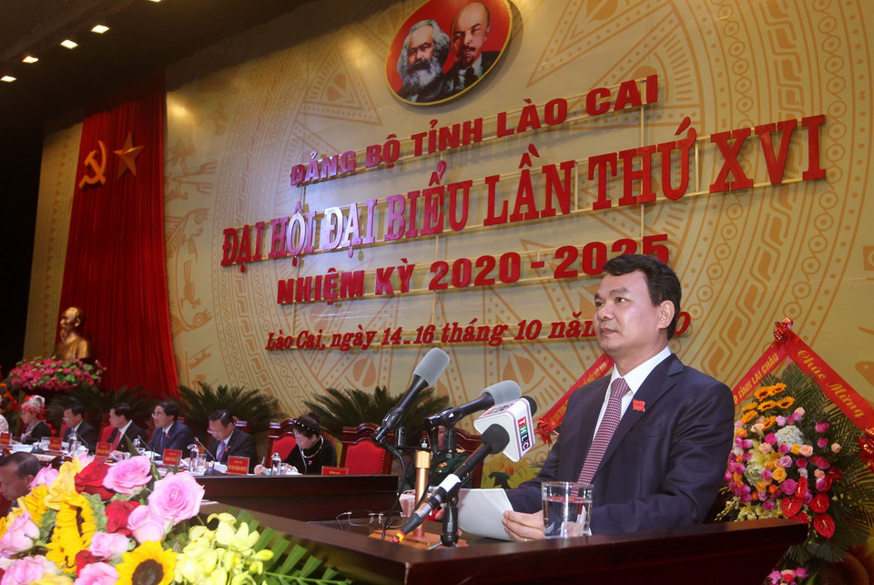 Ông Đặng Xuân Phong, Chủ tịch Ủy ban Nhân dân tỉnh Lào Cai, trình bày báo cáo chính trị tại Đại hội. (Ảnh: Quốc Khánh/TTXVN)