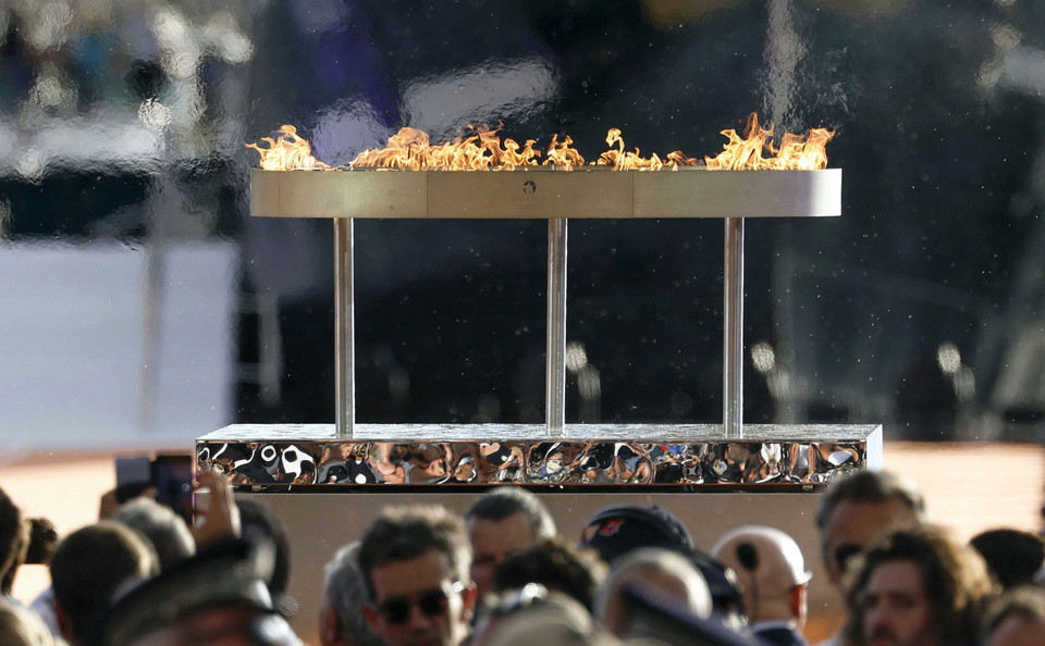 Vạc lửa được thắp sáng bằng ngọn đuốc Olympic Paris 2024 tại cảng Marseille, Pháp ngày 8/5. (Ảnh: Kyodo/TTXVN)