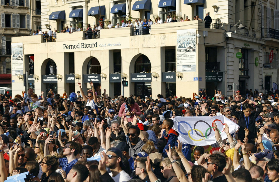 Người dân chào đón ngọn đuốc Olympic Paris 2024 tại cảng Marseille, Pháp ngày 8/5. (Ảnh: Kyodo/TTXVN)