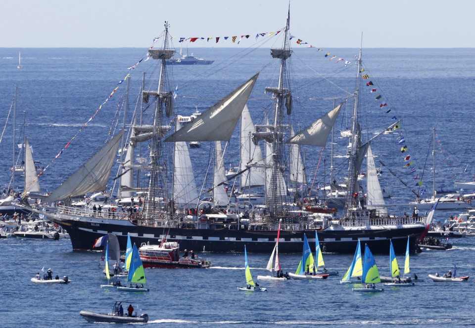 Các thuyền nhỏ hộ tống tàu Belem mang theo ngọn đuốc Olympic Paris 2024 tiến vào cảng Marseille, Pháp ngày 8/5.( Ảnh: Kyodo/TTXVN)