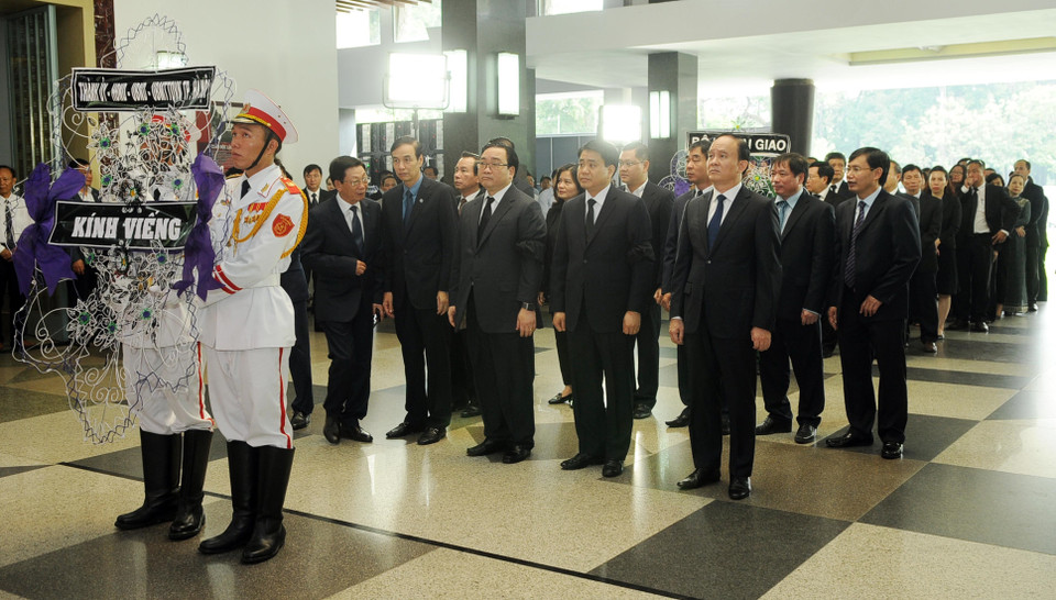 Đoàn Thành ủy, HĐND, UBND, Ủy ban Mặt trận Tổ quốc Việt Nam Thành phố Hà Nội, do Bí thư Thành ủy Hoàng Trung Hải làm Trưởng đoàn, viếng nguyên Thủ tướng Phan Văn Khải. (Ảnh: Mạnh Linh/TTXVN) 