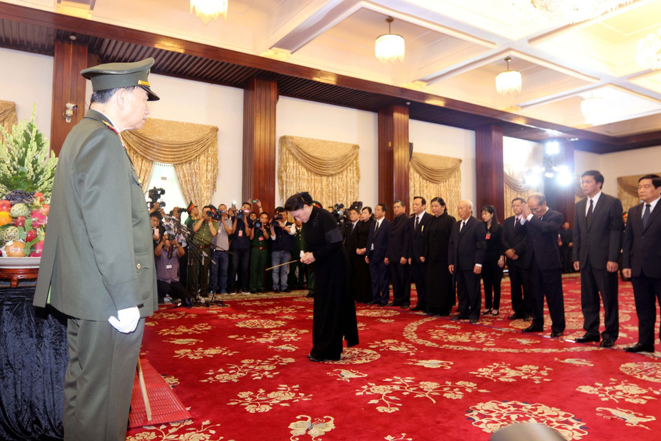 Đoàn Chủ tịch Quốc hội nước Cộng hòa Xã hội Chủ nghĩa Việt Nam do Chủ tịch Quốc hội Nguyễn Thị Kim Ngân làm trưởng đoàn viếng nguyên Thủ tướng Phan Văn Khải. (Ảnh: Thanh Vũ/TTXVN)