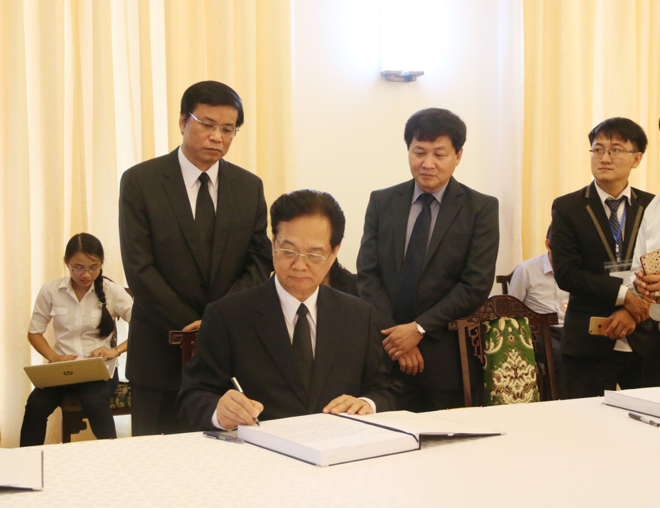 Nguyên Thủ tướng Chính phủ Nguyễn Tấn Dũng ghi sổ tang. (Ảnh: Tiến Lực/TTXVN)