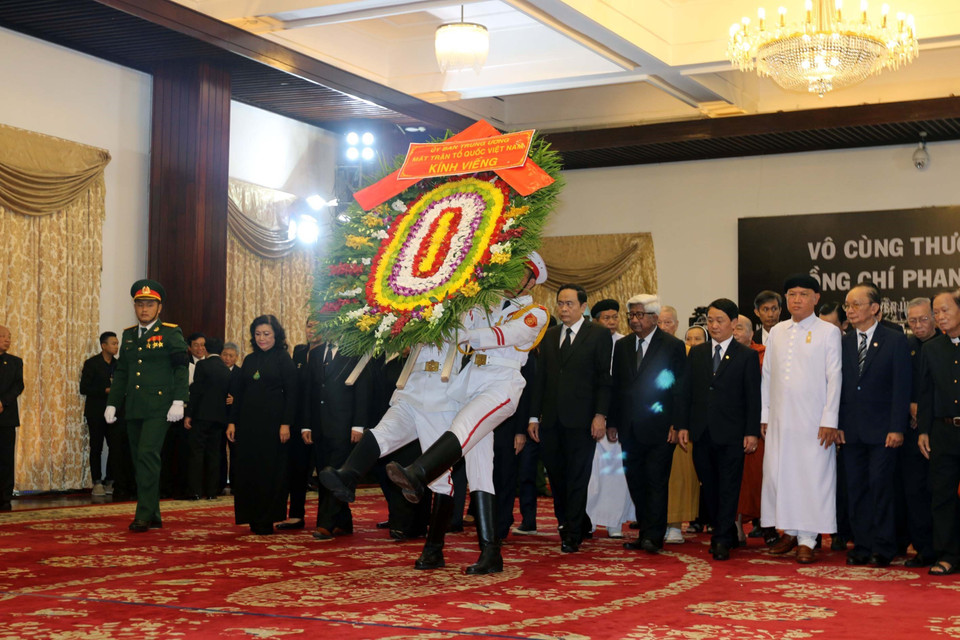 Đoàn Ủy ban Trung ương Mặt trận Tổ quốc Việt Nam, do Chủ tịch Trần Thanh Mẫn làm trưởng đoàn, viếng nguyên Thủ tướng Phan Văn Khải. (Ảnh: Thanh Vũ/TTXVN)