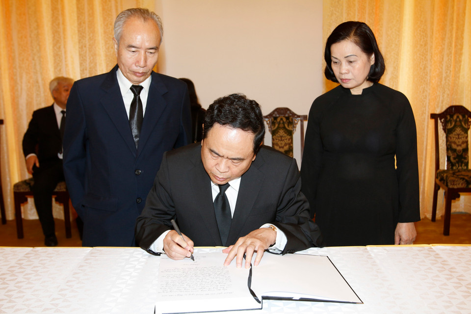 Chủ tịch Ủy ban Trung ương Mặt trận Tổ quốc Việt Nam Trần Thanh Mẫn ghi sổ tang nguyên Thủ tướng Phan Văn Khải. (Ảnh: Hoàng Hải/TTXVN)