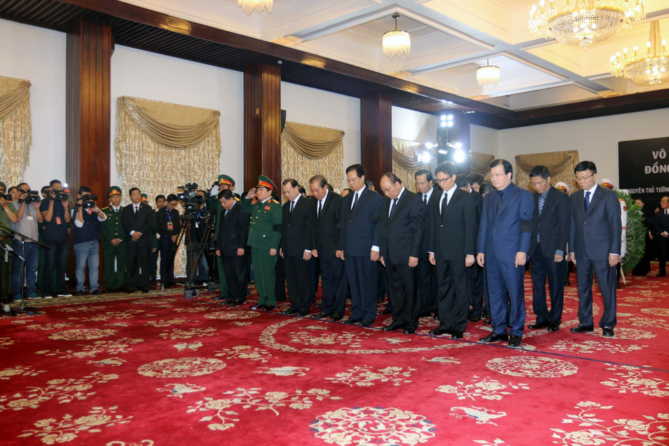 Đoàn Chính phủ nước Cộng hòa Xã hội Chủ nghĩa Việt Nam, do Thủ tướng Nguyễn Xuân Phúc làm trưởng đoàn, viếng nguyên Thủ tướng Phan Văn Khải. (Ảnh: Thanh Vũ/TTXVN)