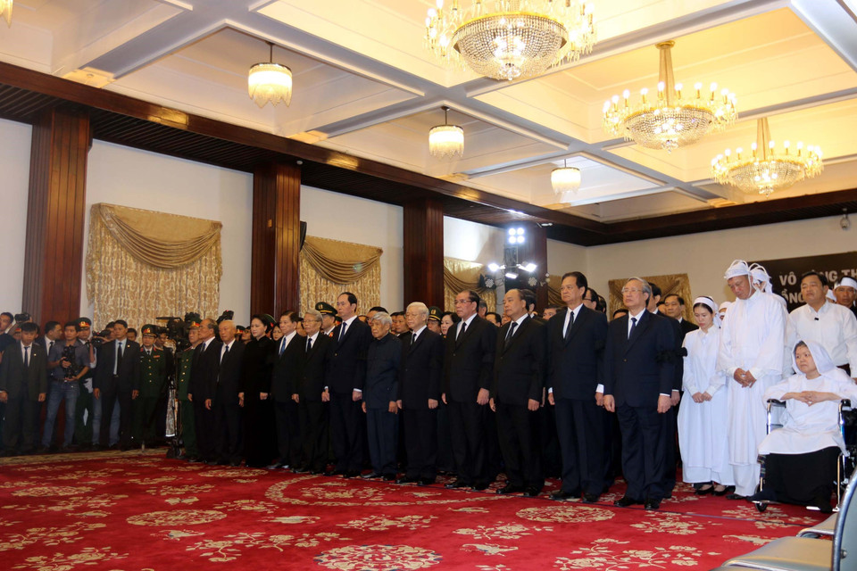 Các lãnh đạo, nguyên lãnh đạo Đảng, Nhà nước viếng nguyên Thủ tướng Phan Văn Khải. (Ảnh: Thanh Vũ/TTXVN)