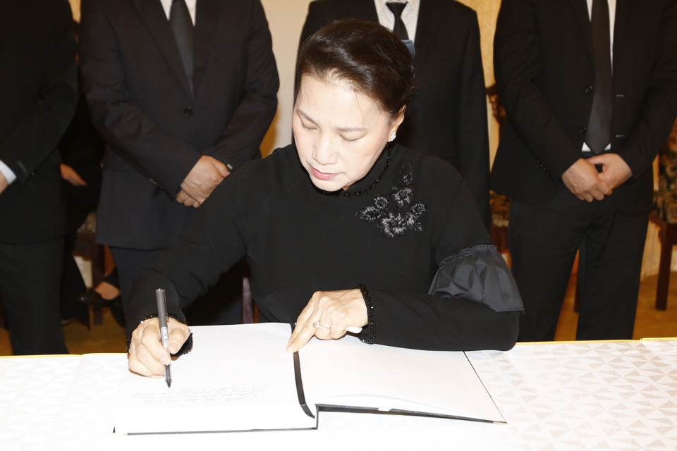 Chủ tịch Quốc hội Nguyễn Thị Kim Ngân ghi sổ tang nguyên Thủ tướng Phan Văn Khải. (Ảnh: Hoàng Hải/TTXVN)