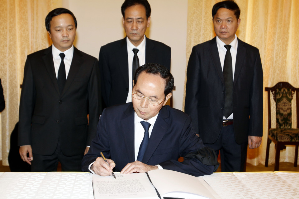 Chủ tịch nước Trần Đại Quang ghi sổ tang nguyên Thủ tướng Phan Văn Khải. (Ảnh: Hoàng Hải/TTXVN)