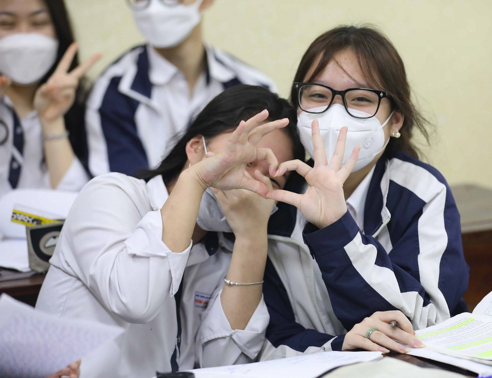 Niềm vui tới trường của học sinh trường THPT Trần Phú, quận Hoàn Kiếm, khi học trực tiếp. (Ảnh: Thanh Tùng/TTXVN) 