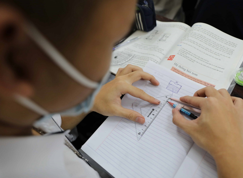 Học sinh khối lớp 11 trường THPT Trần Phú, quận Hoàn Kiếm, học trực tiếp. (Ảnh: Thanh Tùng/TTXVN) 