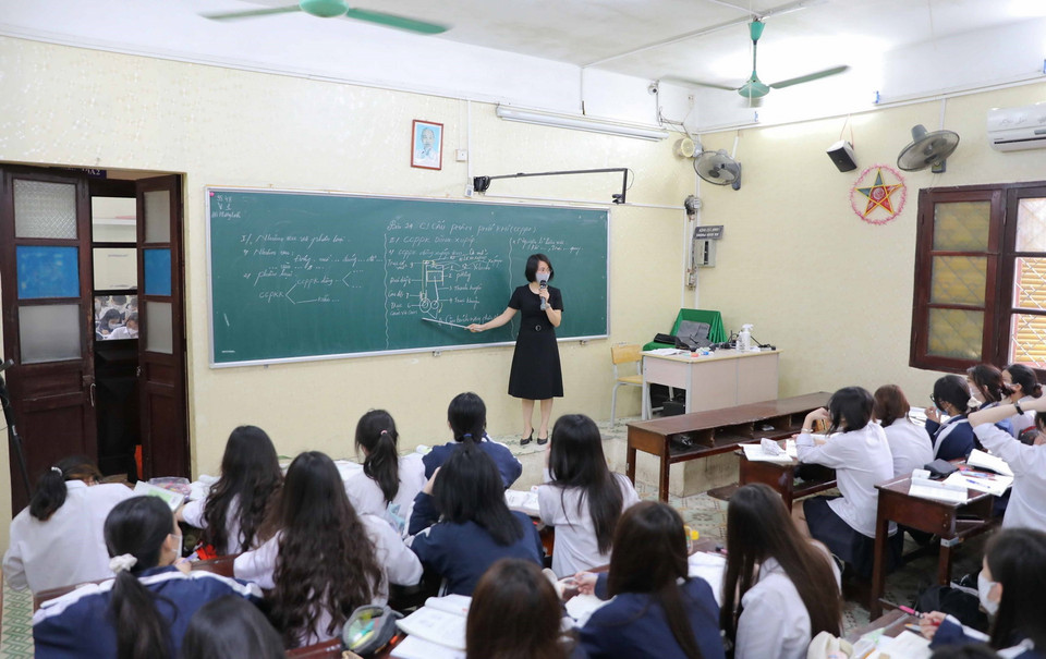 Các đơn vị, trường học cần bám sát diễn biến tình hình dịch bệnh, kịp thời, chủ động xây dựng phương án tổ chức dạy và học trực tiếp tại trường cho học sinh các khối lớp 7, 8, 9, 10, 11 và 12, đặc biệt quan tâm đến học sinh khối lớp 9 và lớp 12. (Ảnh: Thanh Tùng/TTXVN)