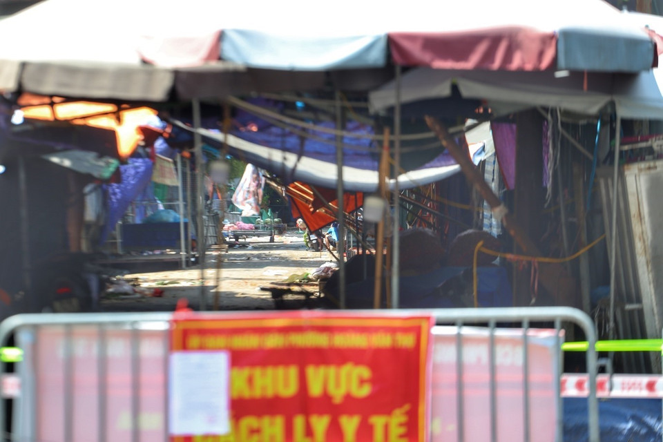 Bên trong chợ đầu mối phía Nam vừa bị phong tỏa. (Ảnh: Tuấn Đức/TTXVN)