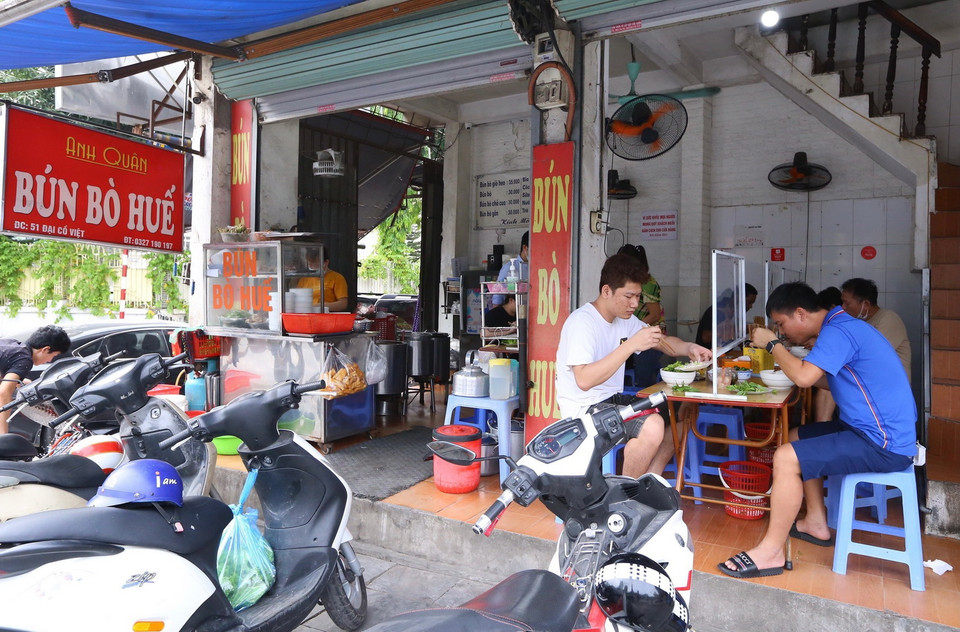 Một quán ăn trên phố Đại Cồ Việt mở cửa đón khách. (Ảnh: Hoàng Hiếu/TTXVN)