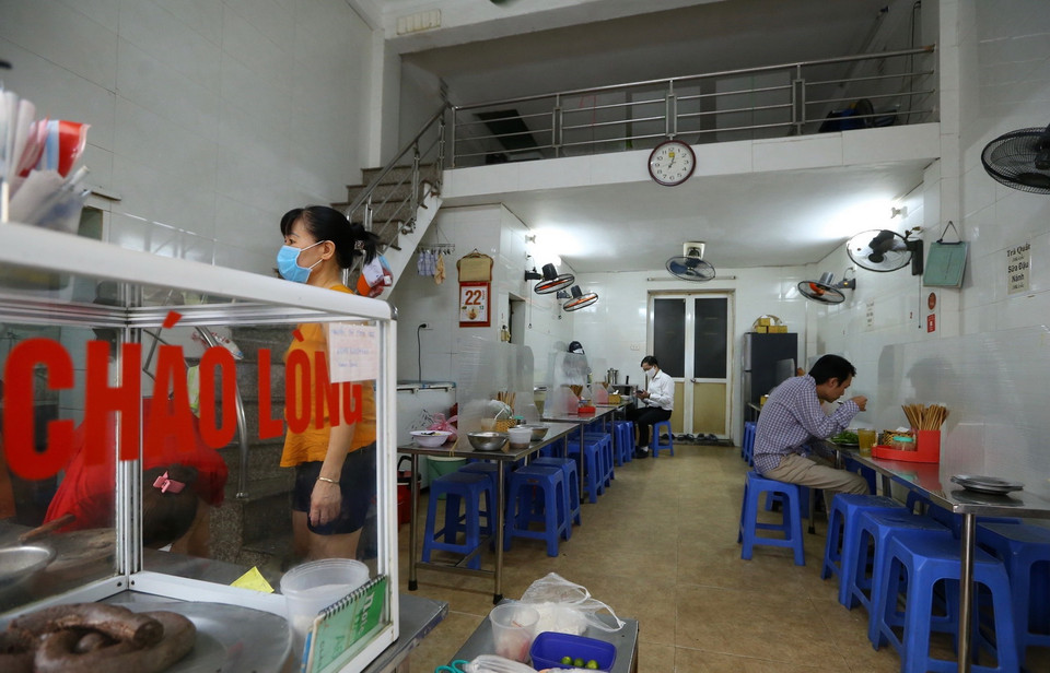 Quán ăn trên phố Mai Hắc Đế lắp tấm chắn đảm bảo an toàn phòng, chống COVID-19. (Ảnh: Hoàng Hiếu/TTXVN)