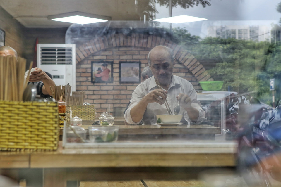 Các tấm ngăn được các nhà hàng dựng lên để thực hiện đúng quy định phòng dịch COVID-19. (Ảnh: Tuấn Đức/TTXVN)