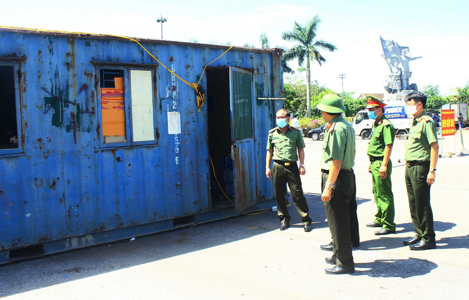  Lãnh đạo Công an tỉnh Nghệ An kiểm tra chỗ nghỉ tạm của các cán bộ chiến sỹ tại chốt kiểm soát Bến Thủy. (Ảnh: Tá Chuyên/TTXVN)