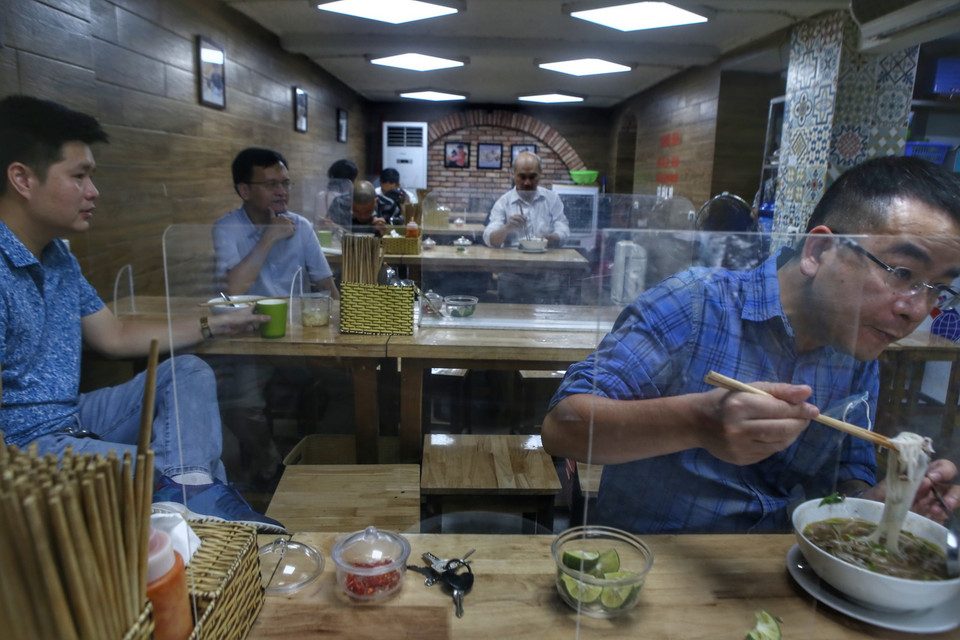 Một quán phở trên phố Hồ Đắc Di, quận Đống Đa phục vụ trong nhà, đảm bảo vệ sinh, khử khuẩn và giãn cách. (Ảnh: Tuấn Đức/TTXVN)