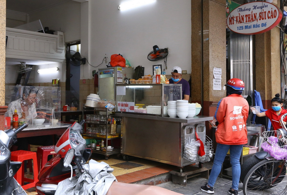 Một quán ăn phố Mai Hắc Đế trong ngày mở cửa trở lại. (Ảnh: Hoàng Hiếu/TTXVN)