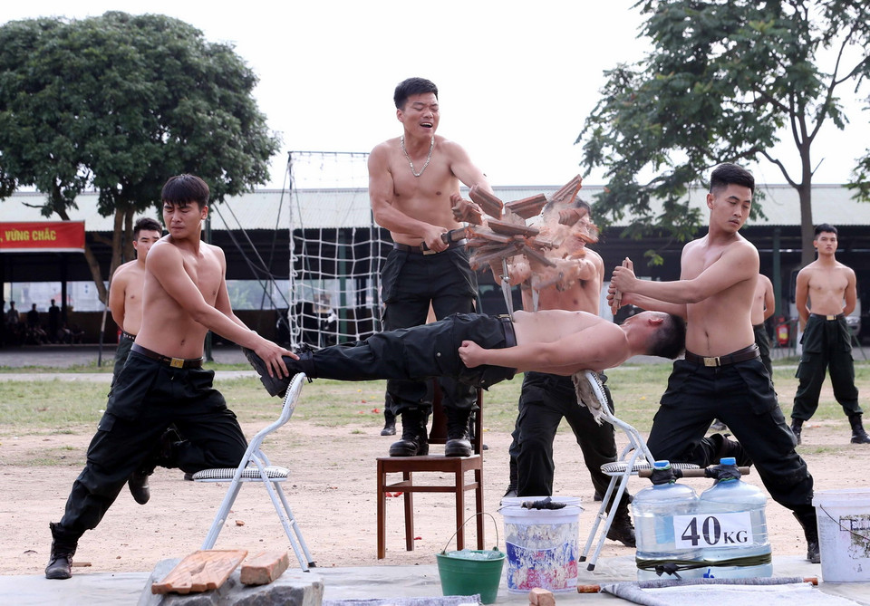 Màn trình diễn ngự thiết công của các Chiến sỹ Cảnh sát cơ động. (Ảnh: Phạm Kiên/TTXVN)