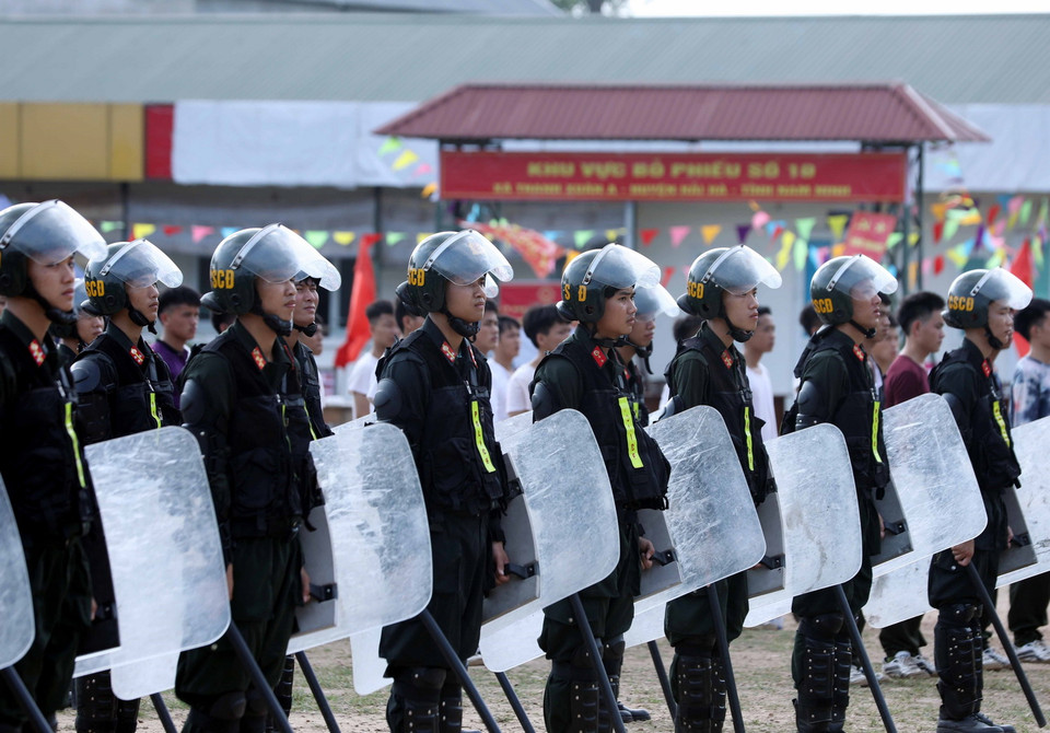 Trong ảnh: Lực lượng CSCĐ sẵn sàng làm nhiệm vụ đảm bảo an ninh trật tự cuộc Bầu cử đại biểu Quốc hội và đại biểu HĐND các cấp nhiệm kỳ 2021-2026. (Ảnh: Phạm Kiên/TTXVN)