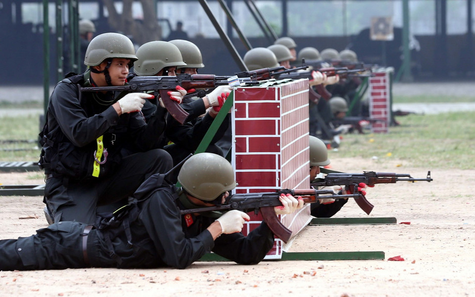 Màn trình diễn đánh bắt khủng bố, giải cứu con tin tại buổi diễn tập phương án bảo vệ cuộc Bầu cử đại biểu Quốc hội và đại biểu HĐND các cấp. (Ảnh: Phạm Kiên/TTXVN)